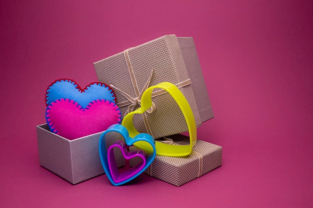 Decoratieve geschenken met de hand genaaide textiel roze en blauwe harten kleurrijke hartvormen op roze
