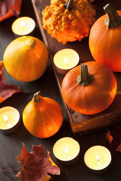 Decoratieve Halloween-pompoenen en kaarsen