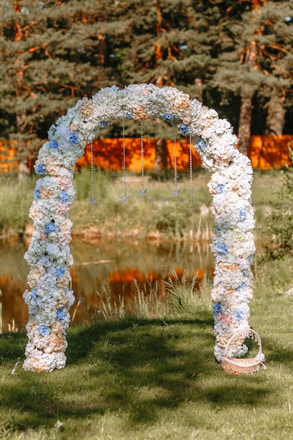 Decoratieve huwelijksboog voor een fotoshoot, staande op het gazon
