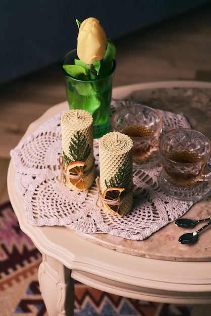 Decoratieve kaarsen gemaakt van bijenwas met een honingaroma voor interieur en traditie.