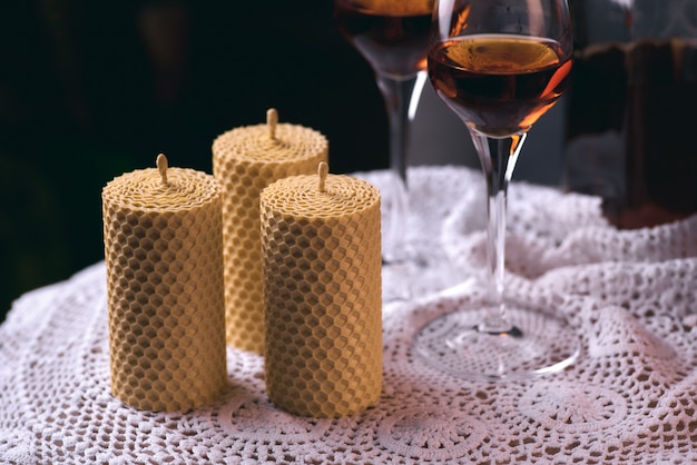 Foto decoratieve kaarsen gemaakt van bijenwas met een honingaroma voor interieur en traditie.