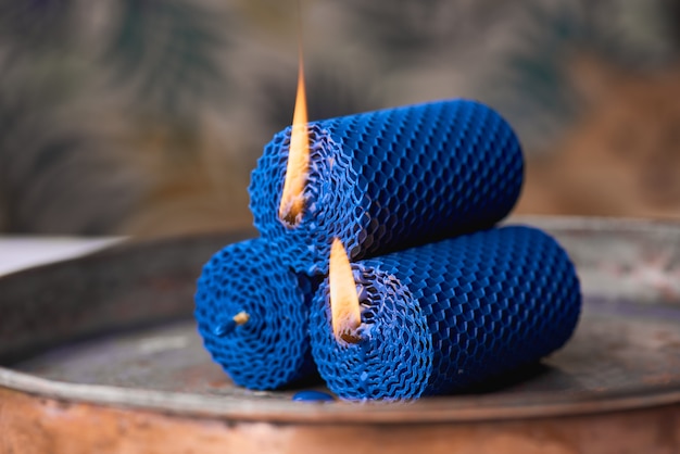 Decoratieve kaarsen gemaakt van bijenwas met een honingaroma voor interieur en traditie.