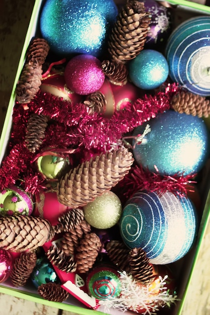 Decoratieve kerstballen en dennenappels close-up.