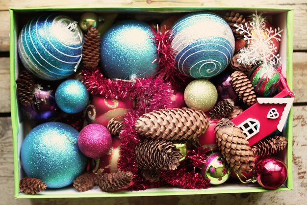 Decoratieve kerstballen en dennenappels close-up.