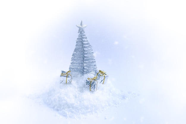Decoratieve kerstboom en geschenkdozen op pluizige sneeuwachtergrond.