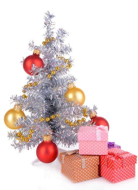 Decoratieve kerstboom met geschenken op wit wordt geïsoleerd