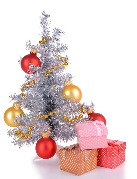 Decoratieve kerstboom met geschenken op wit wordt geïsoleerd