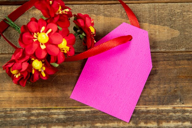 Foto decoratieve kerstelementen naast de kaart met rood lint en ruimte om te schrijven