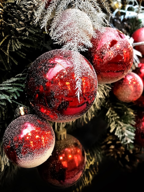 Decoratieve kerstslinger met rode ballen en spartakjes