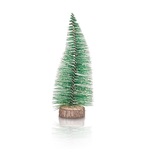 Decoratieve kleine kerstboom groen geïsoleerd op witte achtergrond