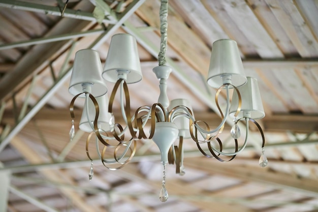 decoratieve kroonluchter met witte tinten kroonluchter met vijf witte lampenkappen aan het plafond