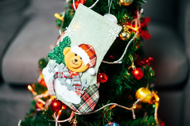 Decoratieve lichtballen en grenen Kerstmis en nieuwjaarsvakantieachtergrond