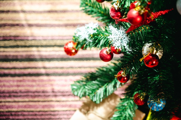 Decoratieve lichtballen en grenen Kerstmis en nieuwjaarsvakantieachtergrond