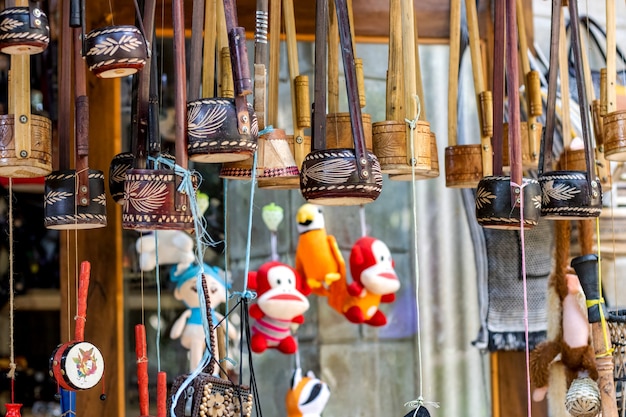 Decoratieve muziekinstrumenten en kinderspeelgoed die van dichtbij op de markt hangen