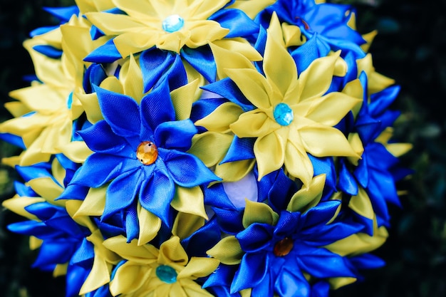 Decoratieve ornamentcirkel met satijnen linten in de techniek van kanzashi in de kleuren van de Oekraïense vlag