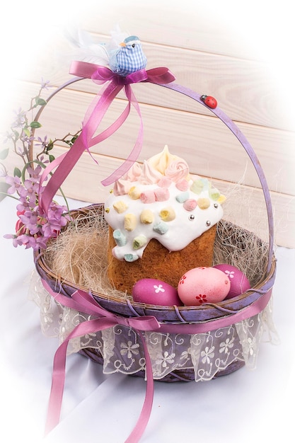 Decoratieve paasmand met cake en gekleurde eieren Op een houten tafel