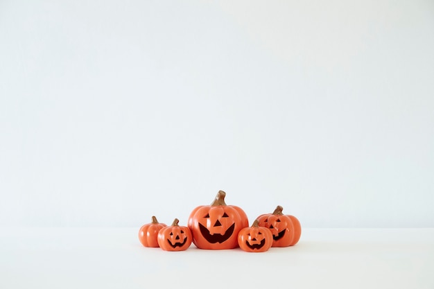 Decoratieve pompoenen voor Halloween op witte achtergrond