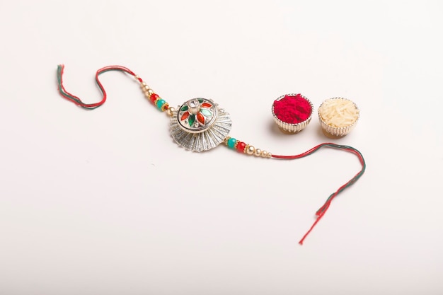 Decoratieve rakhi of polsbandje rijst en kumkum indian festival raksha bandhan concept