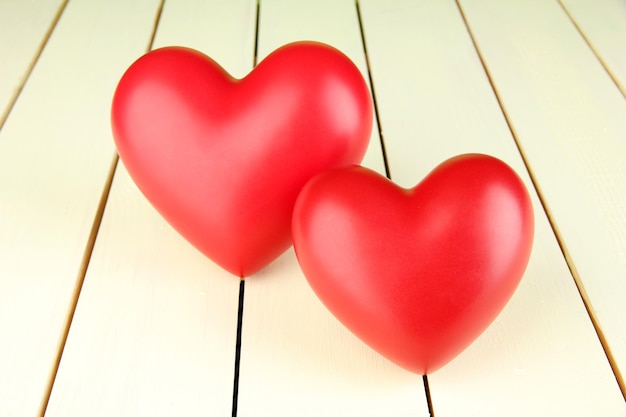 Decoratieve rode harten op een houten achtergrond in kleur
