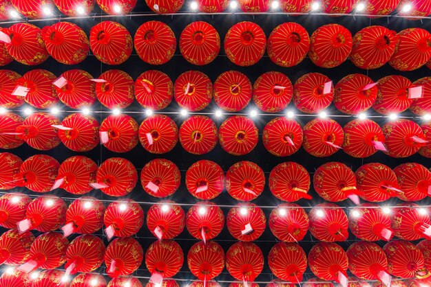Decoratieve rode lantaarndecoratie voor Chinees Nieuwjaarsfestival 's Nachts met het Chinese alfabet Zegeningen erop geschreven Is een Fortune-zegeningscompliment in Chinees heiligdom Is een openbare plaats Thailand