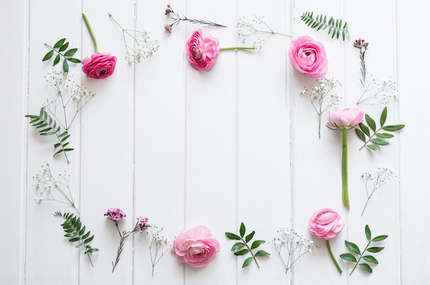 Foto decoratieve roze bloemen in houten ondergrond