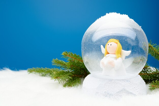 Foto decoratieve sneeuwbol met engel erin