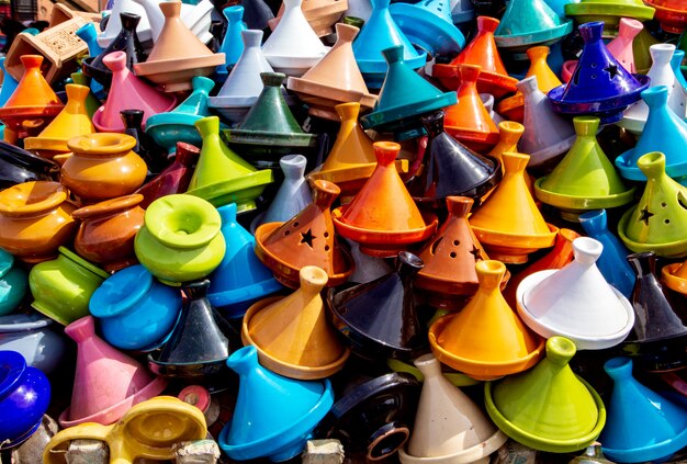 Decoratieve Tajines op een markt in Marrakech