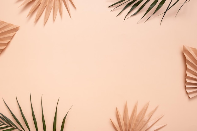 Decoratieve tropische palm droge bladeren op beige achtergrond Kopieer ruimte