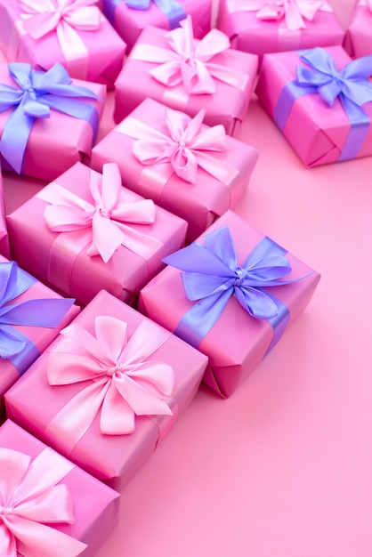 Decoratieve vakantie geschenkdozen met roze kleur op roze achtergrond.