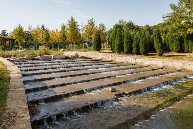 Decoratieve waterval van natuursteen in de vorm van stappen