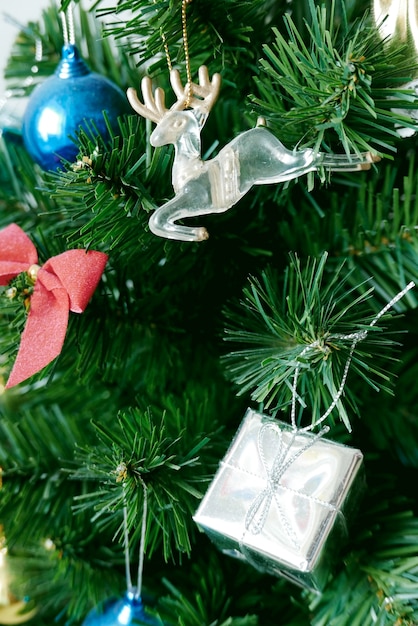 Foto decorare l'albero di natale