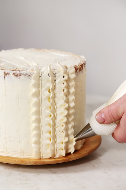 Decorating cream cake