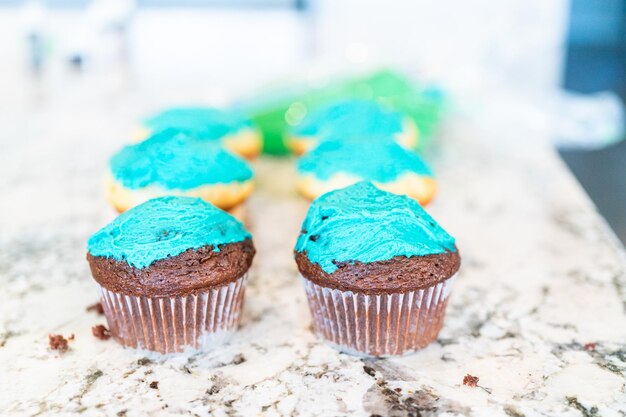 Photo decorating cupcakes with cactusshaped buttercream frosting