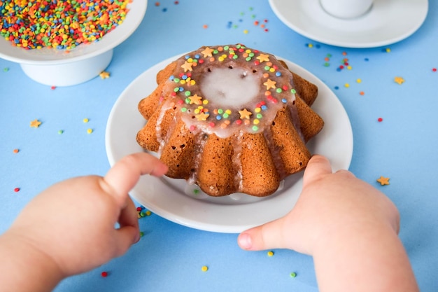 파란색 배경에 손잡이가 명확하지 않은 어린이를 위한 전통적인 부활절 케이크 장식