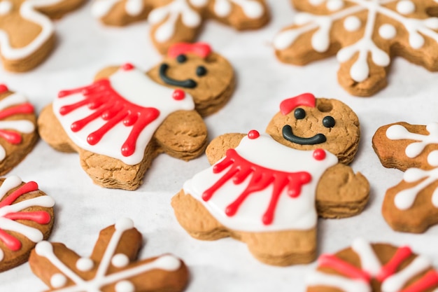 사진 크리스마스를 위한 로얄 아이싱으로 전통적인 진저브레드 쿠키를 장식합니다.