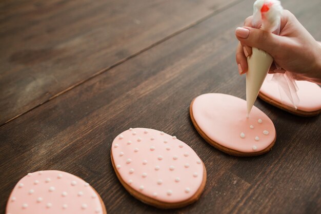 Decorating wedding sweets and desserts with icing