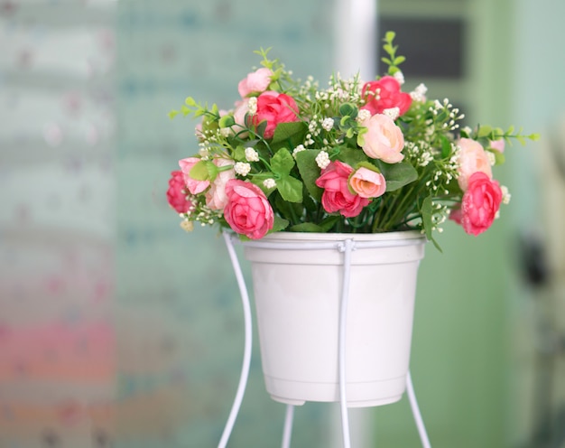 Fiore artificiale della decorazione in vaso bianco