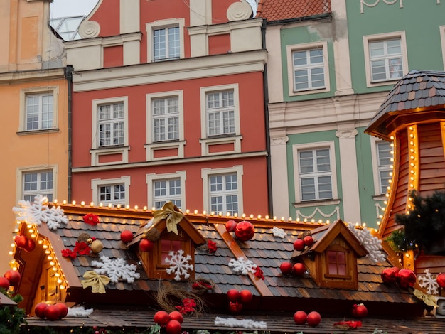 Украшение рождественских ярмарочных домов на старом городском рынке Вроцлава, Польша в 2021 году