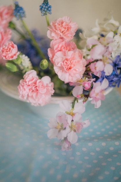 섬세한 색과 밝은 색조의 꽃으로 축제 테이블의 장식