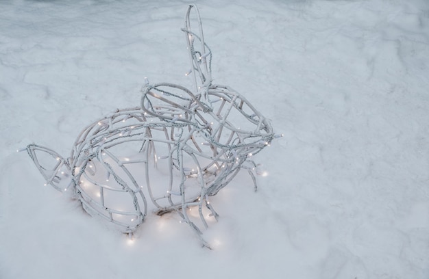 外の雪の中でウサギの形をした装飾。