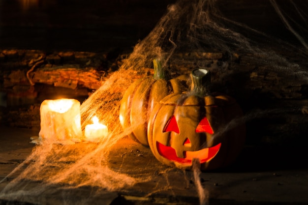 Decorazione per la festa di halloween con zucche, ragni, candele su legno rustico