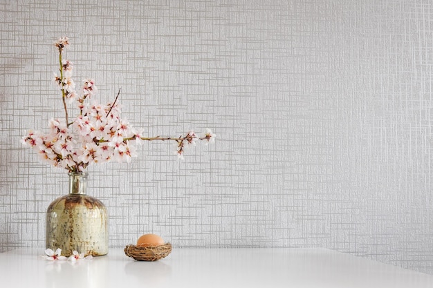 春の<unk>花,イースターの卵,白い空白の背景でキッチンテーブルの装飾