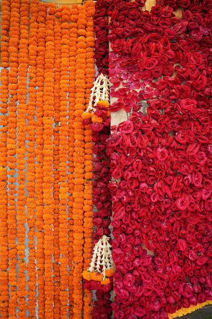 インドの結婚式での赤黄色の花の装飾。浅い被写界深度、またはぼかし。