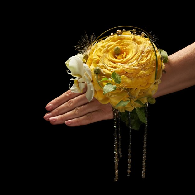 Decorazione al polso di una sposa a forma di grande fiore giallo