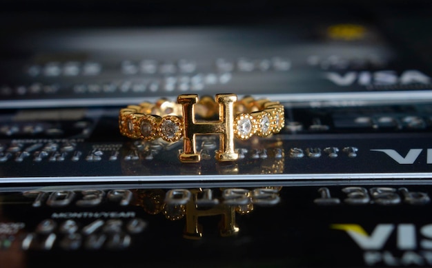 装飾 それはダイヤモンドで飾られた金の指輪ですxA2023 年 7 月 14 日にタイのラヨーンで記録