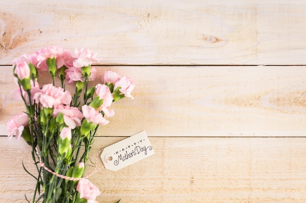 Decorazioni per la festa della mamma su tavola di legno.