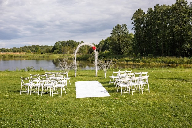 Decorazioni per una cerimonia di matrimonio in natura