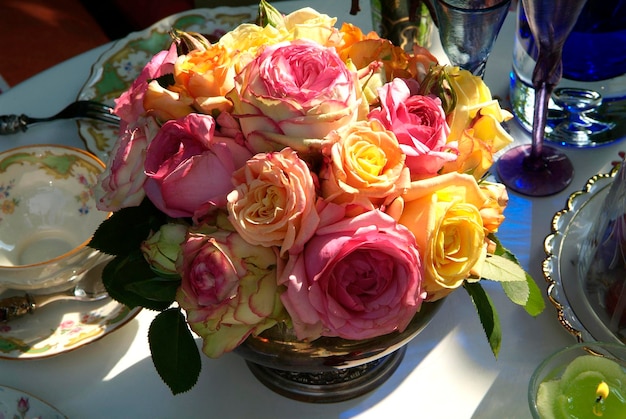 Декоративный букет из исторических роз розы