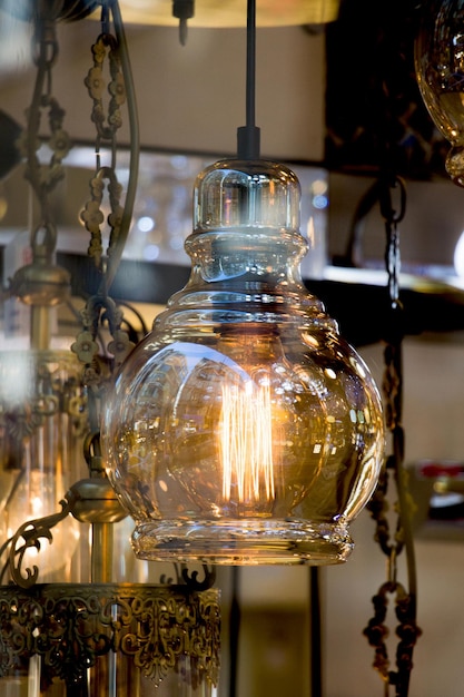装飾的なアンティーク エジソン スタイルのフィラメント電球
