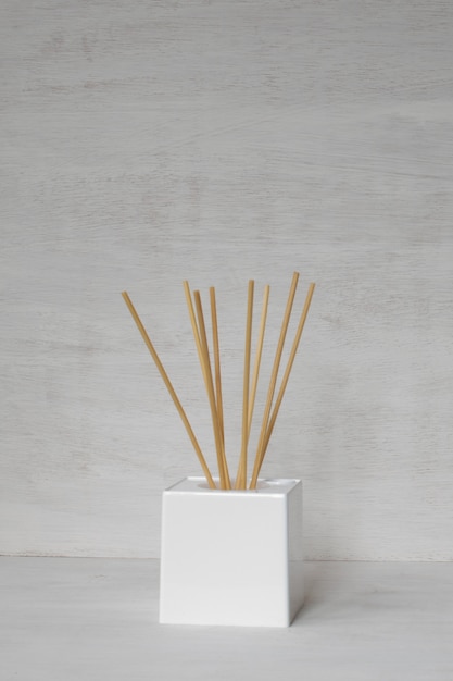 Photo decorative aromatic bamboo sticks.